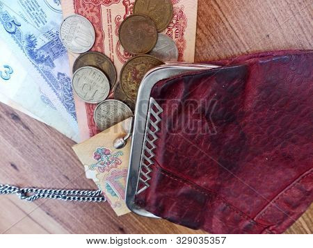 Old Leather Wallet With Soviet Paper Bills And Metal Coins. Closeup. Retro. Banknotes Of The Ussr - 