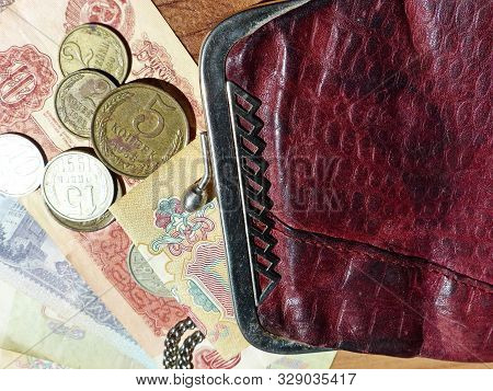 Old Leather Wallet With Soviet Paper Bills And Metal Coins. Closeup. Retro. Banknotes Of The Ussr - 