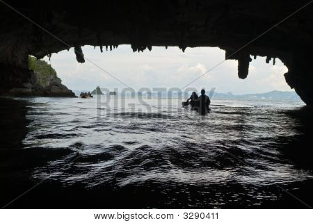 Tengeri kajak-kenu felett barlang
