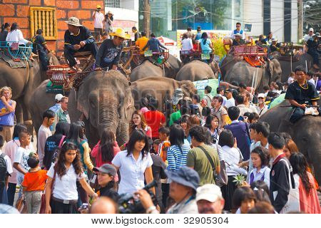 voll Meer von Elefanten und Menschen h