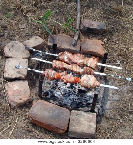 Przygotowanie szaszłyk na Mangal