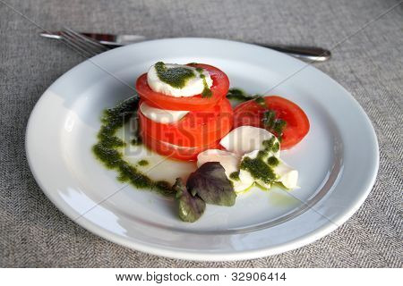 İtalyan Salata domates, mozzarella ve pesto