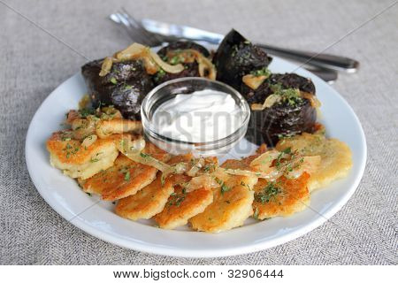 Kan sosis ve ekşi krema ile patates pancakes