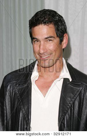 LOS ANGELES - APR 12: Randy Vasquez a una festa per la serie TV JAG per celebrare il suo duecentesimo episodio 