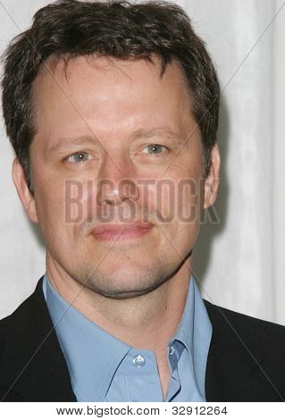 LOS ANGELES - APR 12: Steven Culp a una festa per la serie TV JAG per celebrare il suo duecentesimo episodio su