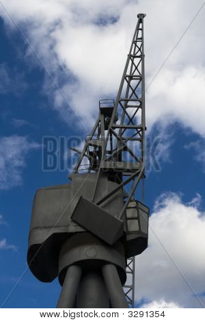 Podívala se na staré přístaviště jeřáb s modrou oblohou na pozadí