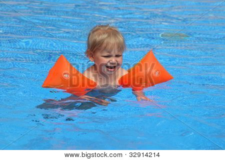 Kleinkind MÃ¤dchen Schwimmen