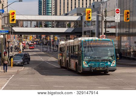 Ottawa, Ca - 9 October 2019:  Sto Bus On Wellington Street In Downtown Ottawa