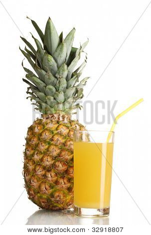 ? ineapple juice og ananas isoleret på hvid