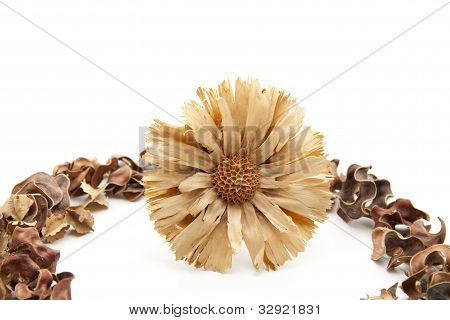 Flor de madeira com potpourri