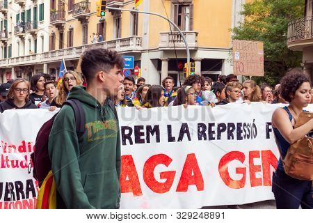Barcelona, Spain - October 18, 2019: A Crowd Of People Walking At Via Laietana During Protests In Ca