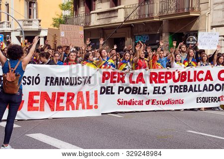 Barcelona, Spain - October 18, 2019: A Crowd Of People Walking At Via Laietana During Protests In Ca
