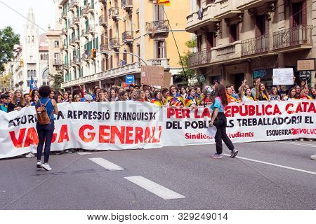 Barcelona, Spain - October 18, 2019: A Crowd Of People Walking At Via Laietana During Protests In Ca