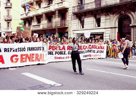 Barcelona, Spain - October 18, 2019: A Crowd Of People Walking At Via Laietana During Protests In Ca