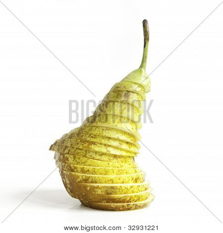 Pera tagliata isolato