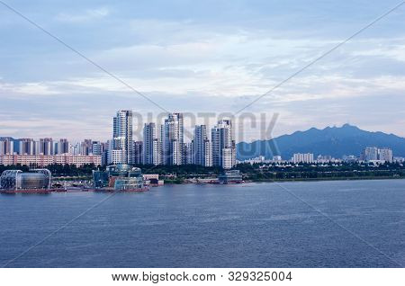 Hang River In Seoul In The Evening