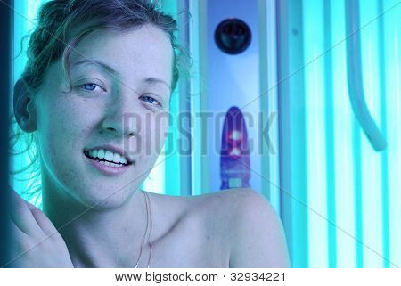 美丽的女人在垂直日光浴场