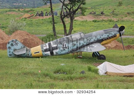 KIOVA, Ukraina-huhtikuu: Red Star historia club. Saksan armeijan lentokone Bf-109 (replikan) aikana hist