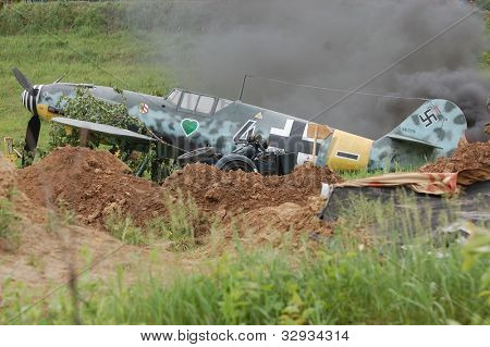 KIOVA, Ukraina-huhtikuu: Red Star historia club. Saksan armeijan lentokone Bf-109 (replikan) aikana hist