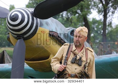 เคียฟ ยูเครน-13 พฤษภาคม: คลับประวัติสมาชิกดาวแดงสวมประวัติศาสตร์เยอรมัน Luftwaffe dur สม่ำเสมอ