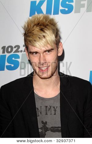 LOS ANGELES - 12. května: Colton Dixon. přijíždí na koncertě 