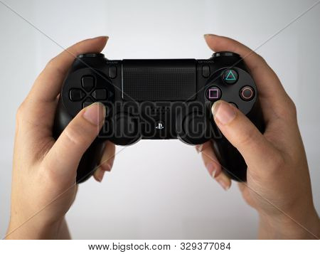 Uk, October 2019: Sony Dualshock Playstation 4 Games Console Controller Female Gamer