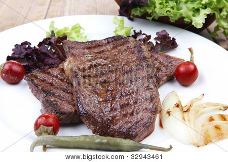 肉料理: ステーキのローストねぎと赤に緑レタス サラダ唐辛子、骨なし