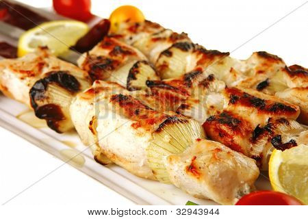 frisk grillet shish kebab på hvidt fad