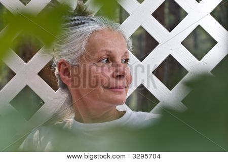 Senior assis dans le jardin