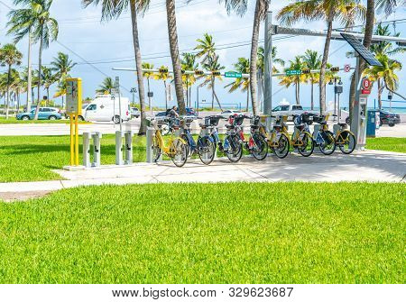 Fort Lauderdale, Florida, Usa - September 20, 2019: Bcycle Bicycles For Rent At Public Kiosks In For
