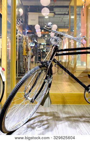 Bangkok,thailand-01 Apr 2018: Vintage Style Black Bicycle Display In Shopping Mall