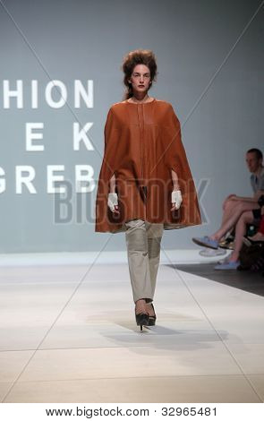 ZAGREB, Croácia - 10 de maio: Modelo veste roupas feitas por Leandro Cano na 