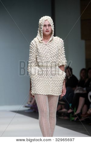 ZAGREB, Croácia - 10 de maio: Modelo veste roupas feitas por Leandro Cano na 