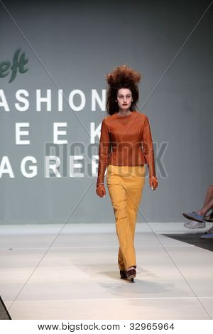 ZAGREB, Croácia - 10 de maio: Modelo veste roupas feitas por Leandro Cano na 