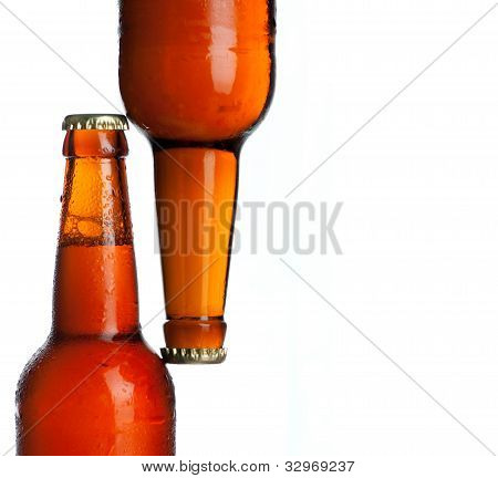 Cerveja gelada fundo fechar para cima em branco