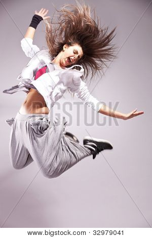 vista laterale di un pieno di danzatrice di donna energia urlando e facendo un salto difficile