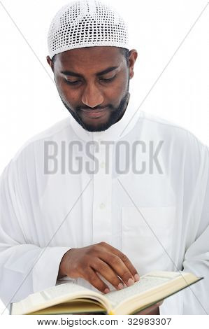moslemische afrikanische Mann den Koran lesen