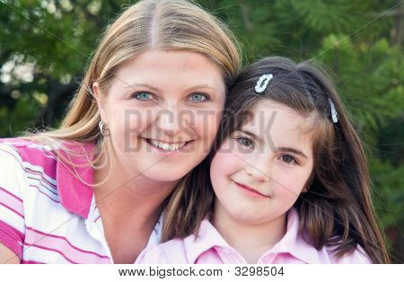 Figlia di madre sorridente