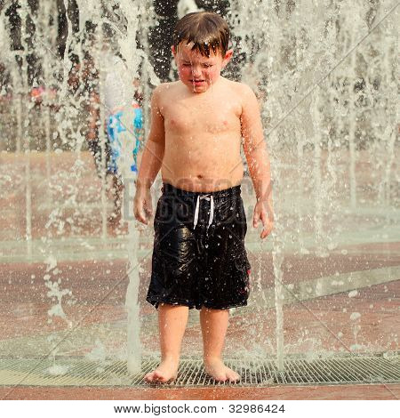 unglÃ¼ckliches Kind in Brunnen im centennial olympic Park in Atlanta, Georgia, an heiÃŸen Tag wÃ¤hrend s