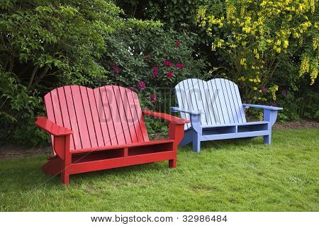 zwei StÃ¼hle im Garten.