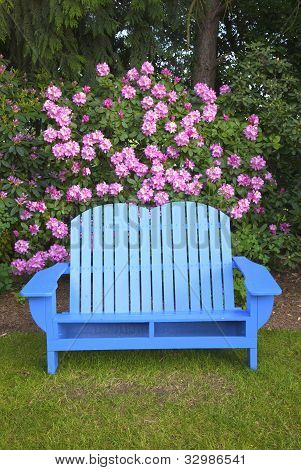 eine blaue Gartenstuhl.
