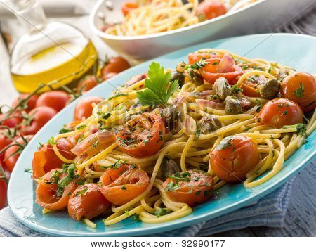 gitaar spaghetti met pachino tomaten en kappertjes