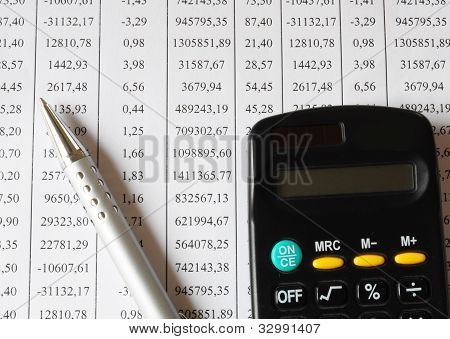 Diagramm mit Taschenrechner und Stift