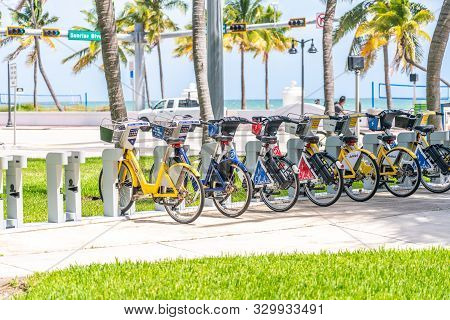 Fort Lauderdale, Florida, Usa - September 20, 2019: Bcycle Bicycles For Rent At Public Kiosks In For