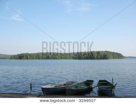 Tre barche sul lago