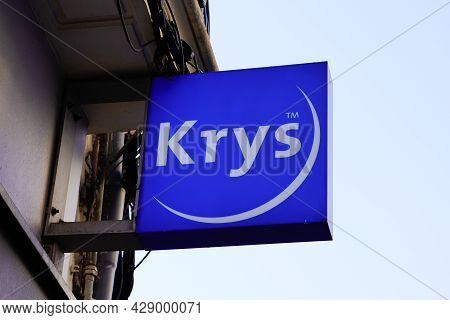 Bordeaux , Aquitaine France - 07 30 2021 : Krys Optic Logo Text Sign On Optician Shop Glasses Of Sto