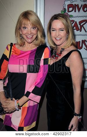 LOS ANGELES - MAR 3: Teresa Ganzel, Erin Murphy kommen im 