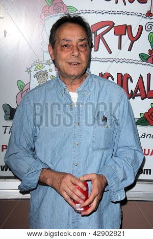 LOS ANGELES - 3 mar: Robert Romanus มาถึงในเวลากลางคืนเปิด 