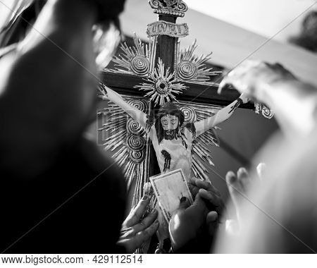 Faithful Touching Christ Crucified To Obtain Graces.