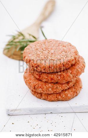 Rå burgere til hamburgere, i en bunke